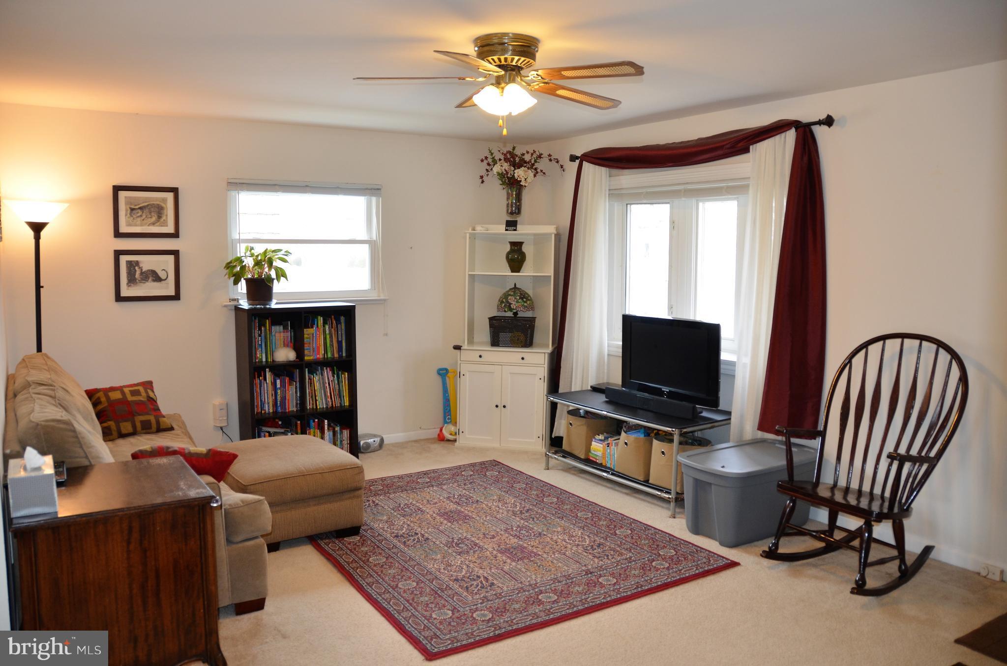 6123 Wheatland Road Baltimore, MD 21228 - Photo 2 of 18 Living Room