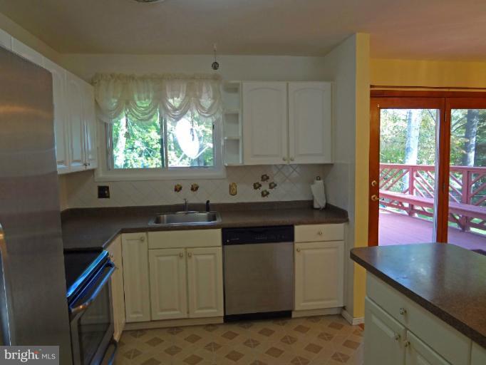 4205 Collier Road Fairfax, VA 22030 - Photo 1 of 17 Kitchen