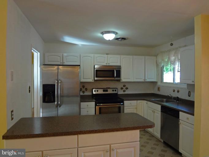 4205 Collier Road Fairfax, VA 22030 - Photo 9 of 17 Kitchen