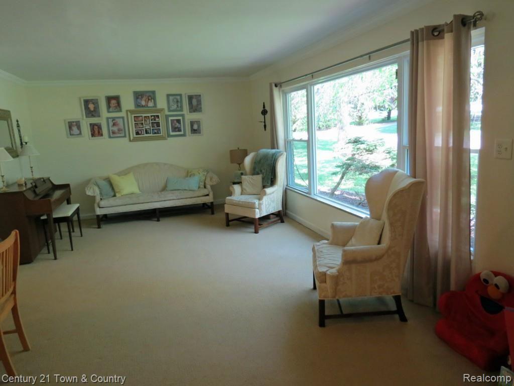 2325 West Avon Road Rochester, MI 48309 - Photo 11 of 34 livrm.jpg