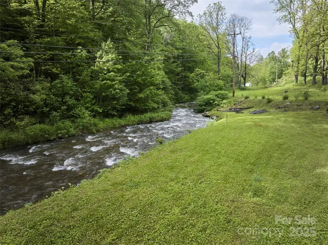 a view of a large yard with lots of green space