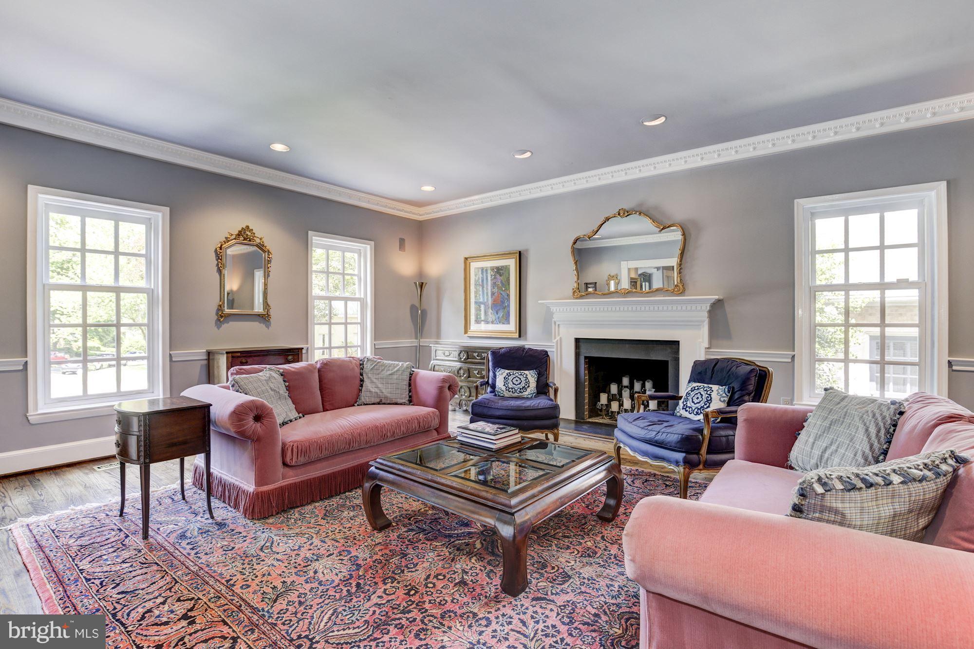 Living Room with hardwood flooring and 9' ceilings