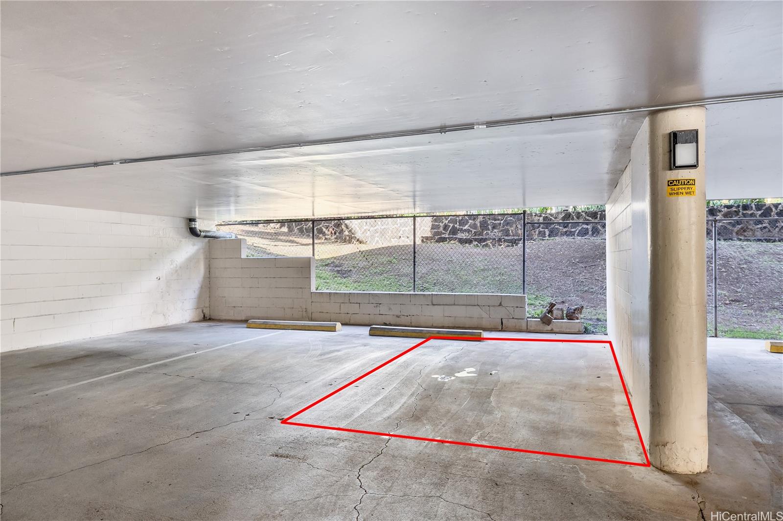 1687 Pensacola Street, Unit 804 Honolulu, HI 96822 - Photo 21 of 22 a view of a indoor basketball court