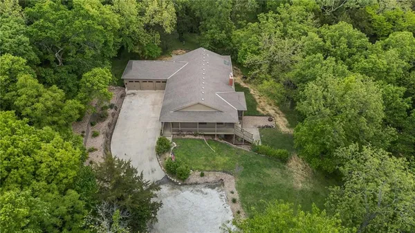 $995,000 | 1152 North 1100th Road, Lawrence, KS 66047