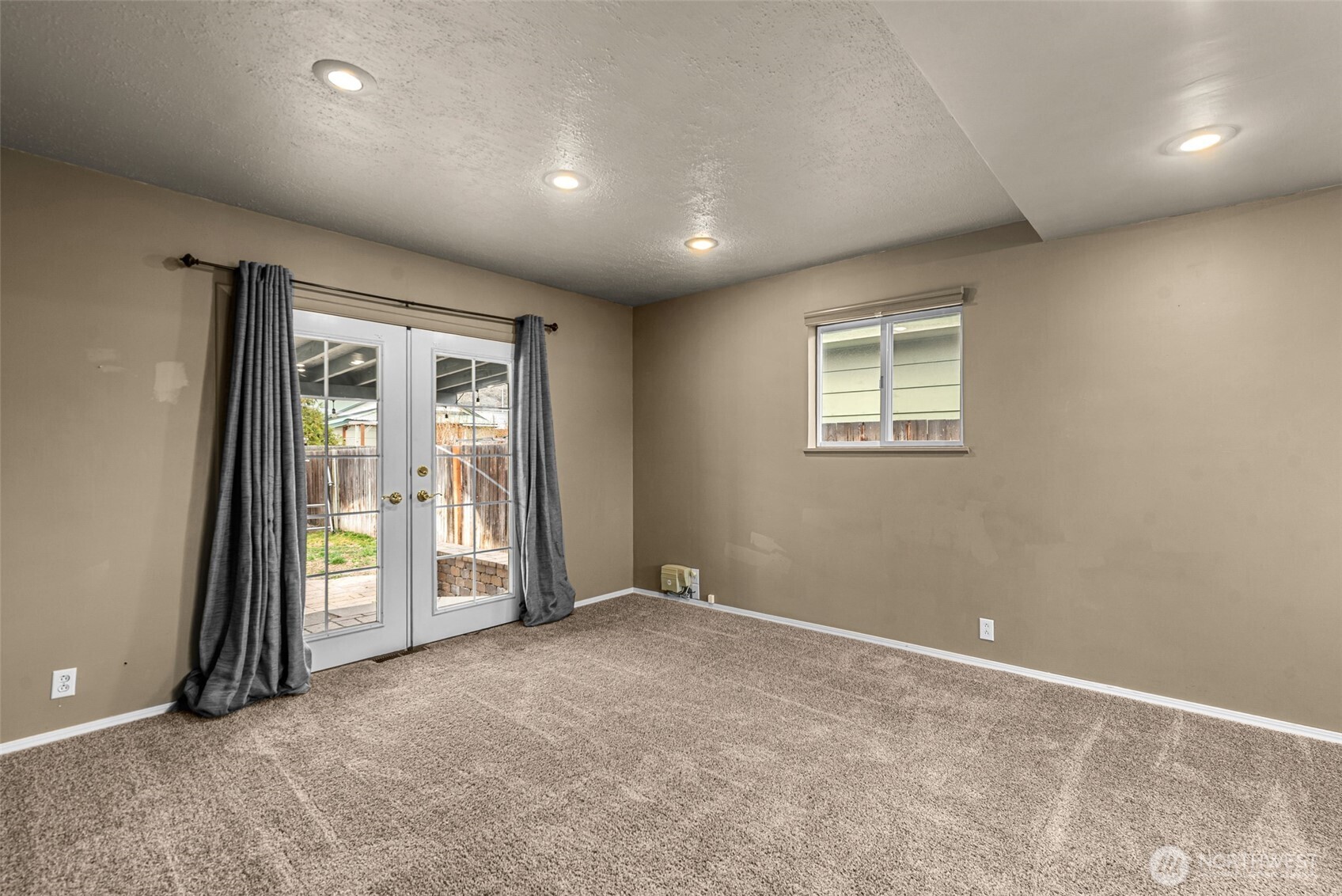 709 Schons Place Wenatchee, WA 98801 - Photo 12 of 28 an empty room with windows
