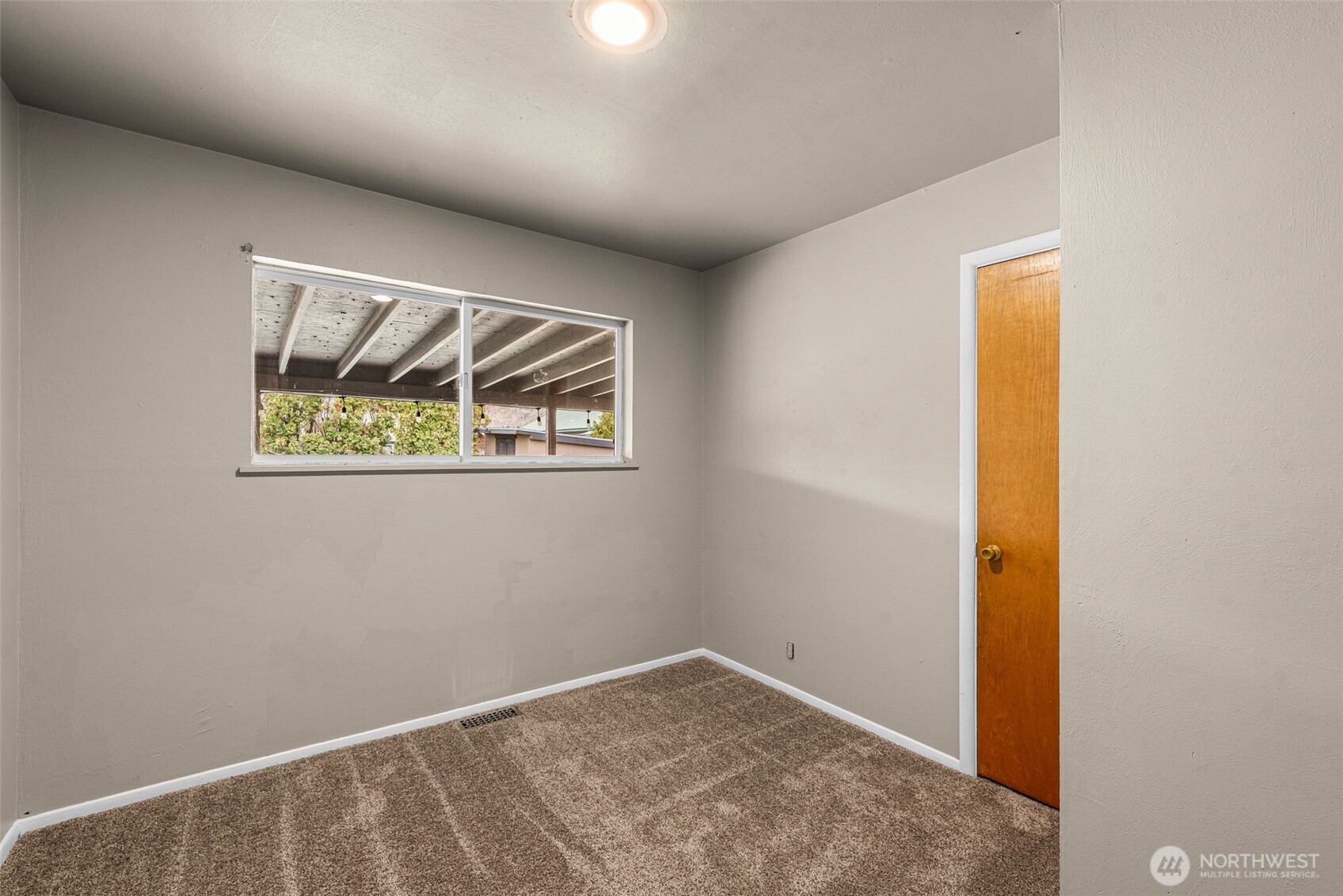 709 Schons Place Wenatchee, WA 98801 - Photo 15 of 28 an empty room with a window