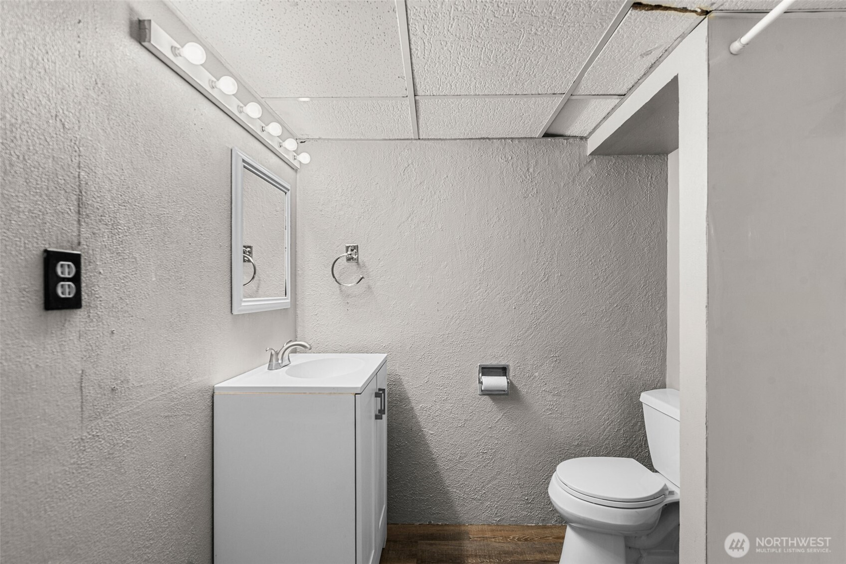 709 Schons Place Wenatchee, WA 98801 - Photo 24 of 28 a bathroom with a sink a toilet and a mirror