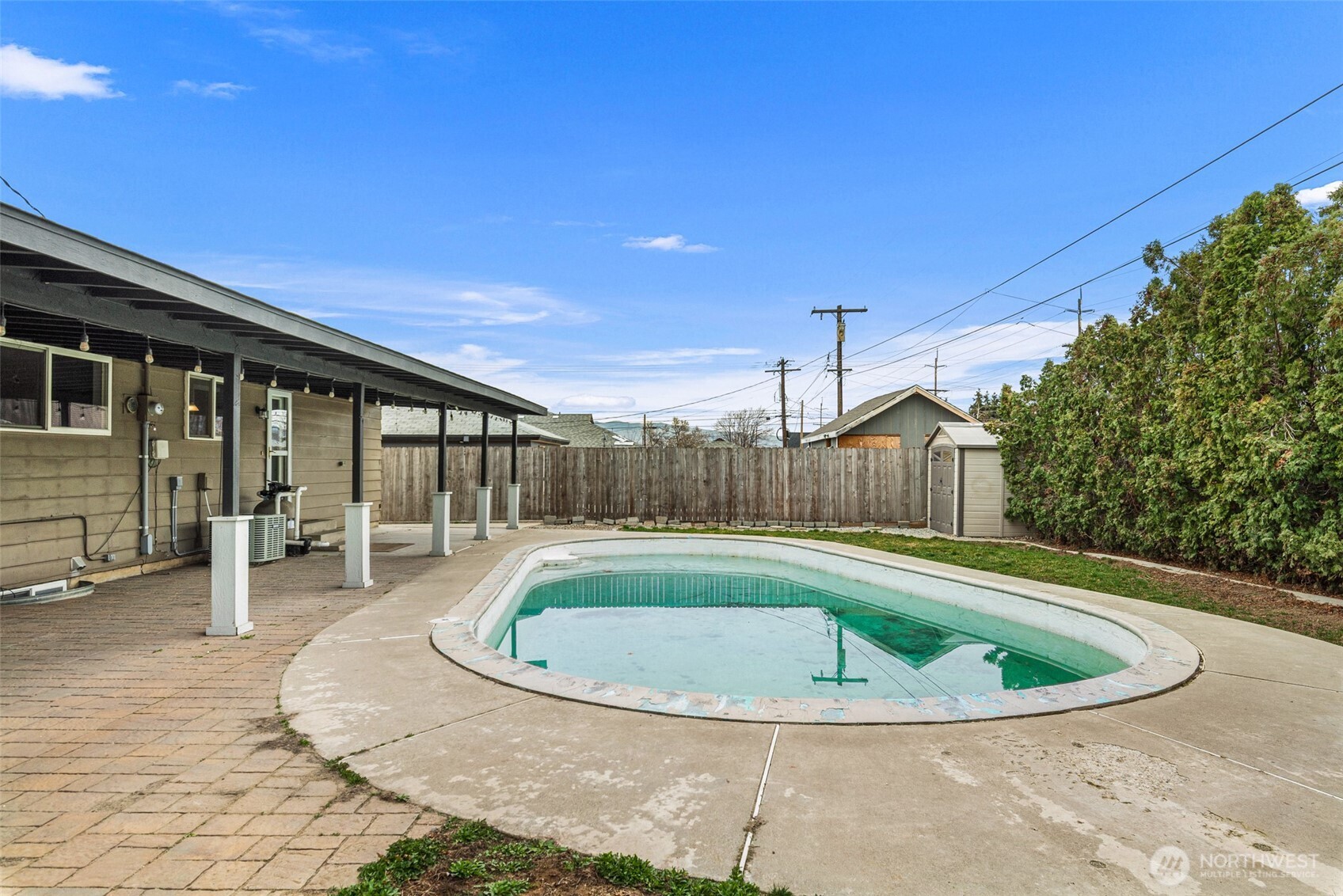 709 Schons Place Wenatchee, WA 98801 - Photo 27 of 28 a view of outdoor space and swimming pool