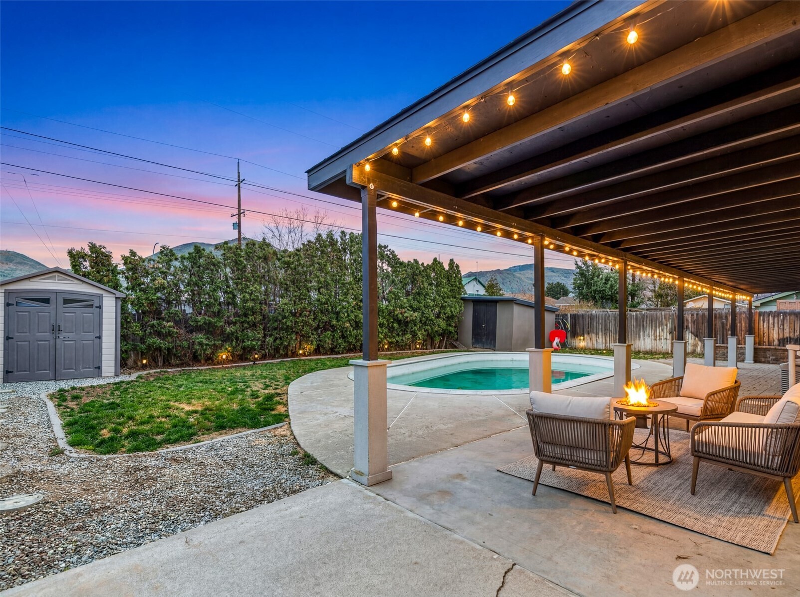 709 Schons Place Wenatchee, WA 98801 - Photo 28 of 28 a patio with a table and chairs and potted plants