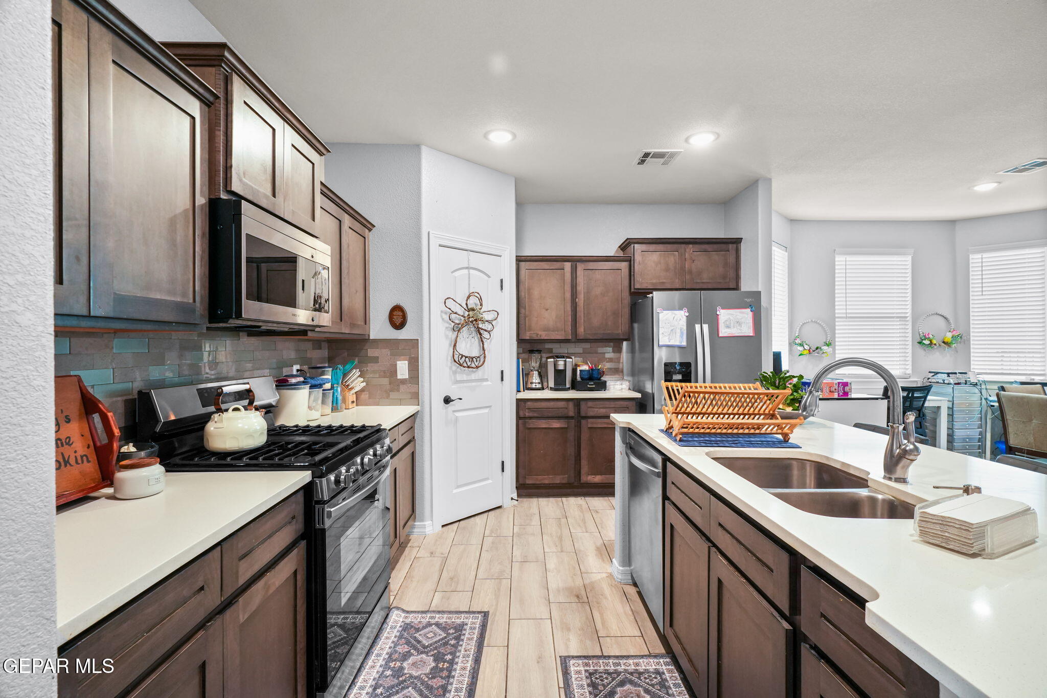 517 Issa Circle El Paso, TX 79932 - Photo 10 of 39 517 Issa Cir-10