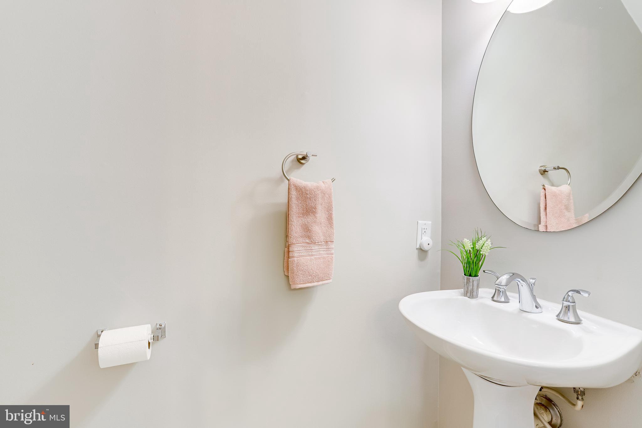 3064 South Glebe Road Arlington, VA 22206 - Photo 21 of 72 Main Level Powder Room