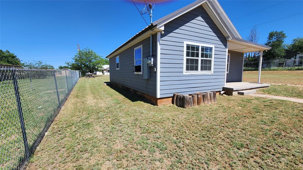 809 Bowie Street Sweetwater, TX 79556 - Photo 14 of 20 View of property exterior