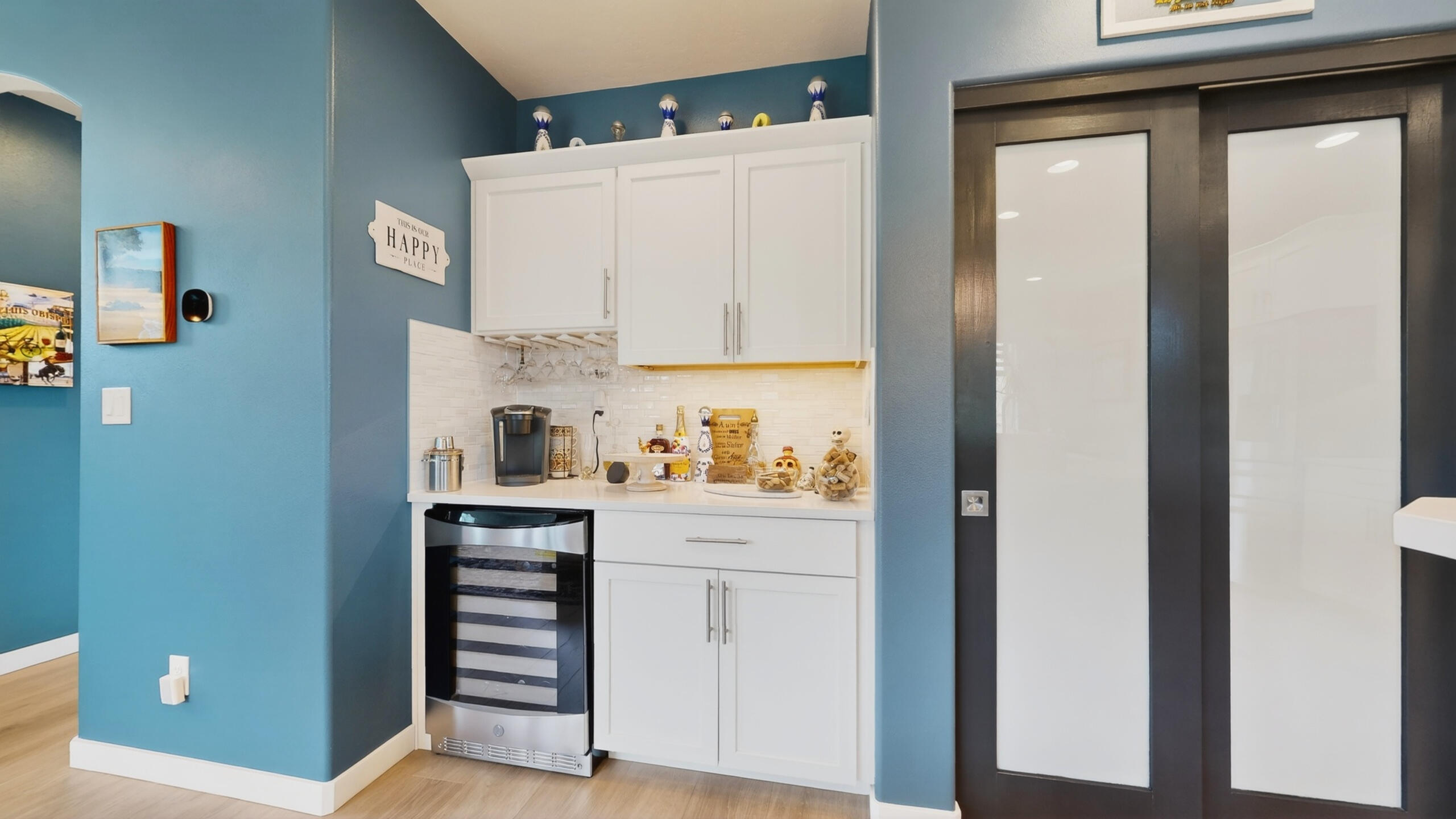 61398 Southeast Matthew Street Bend, OR 97702 - Photo 14 of 38 Bar/pantry