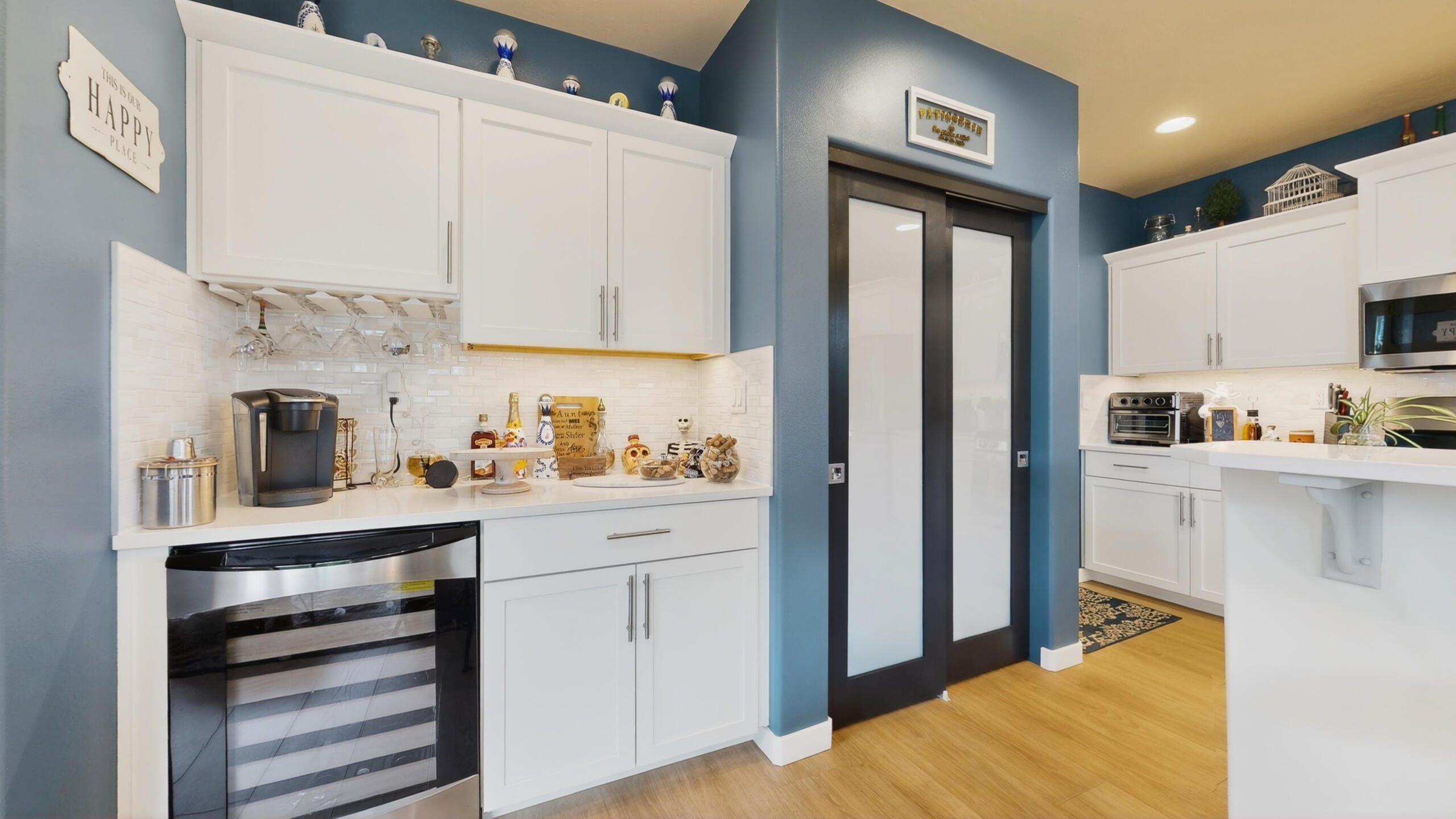 61398 Southeast Matthew Street Bend, OR 97702 - Photo 15 of 38 Bar/pantry