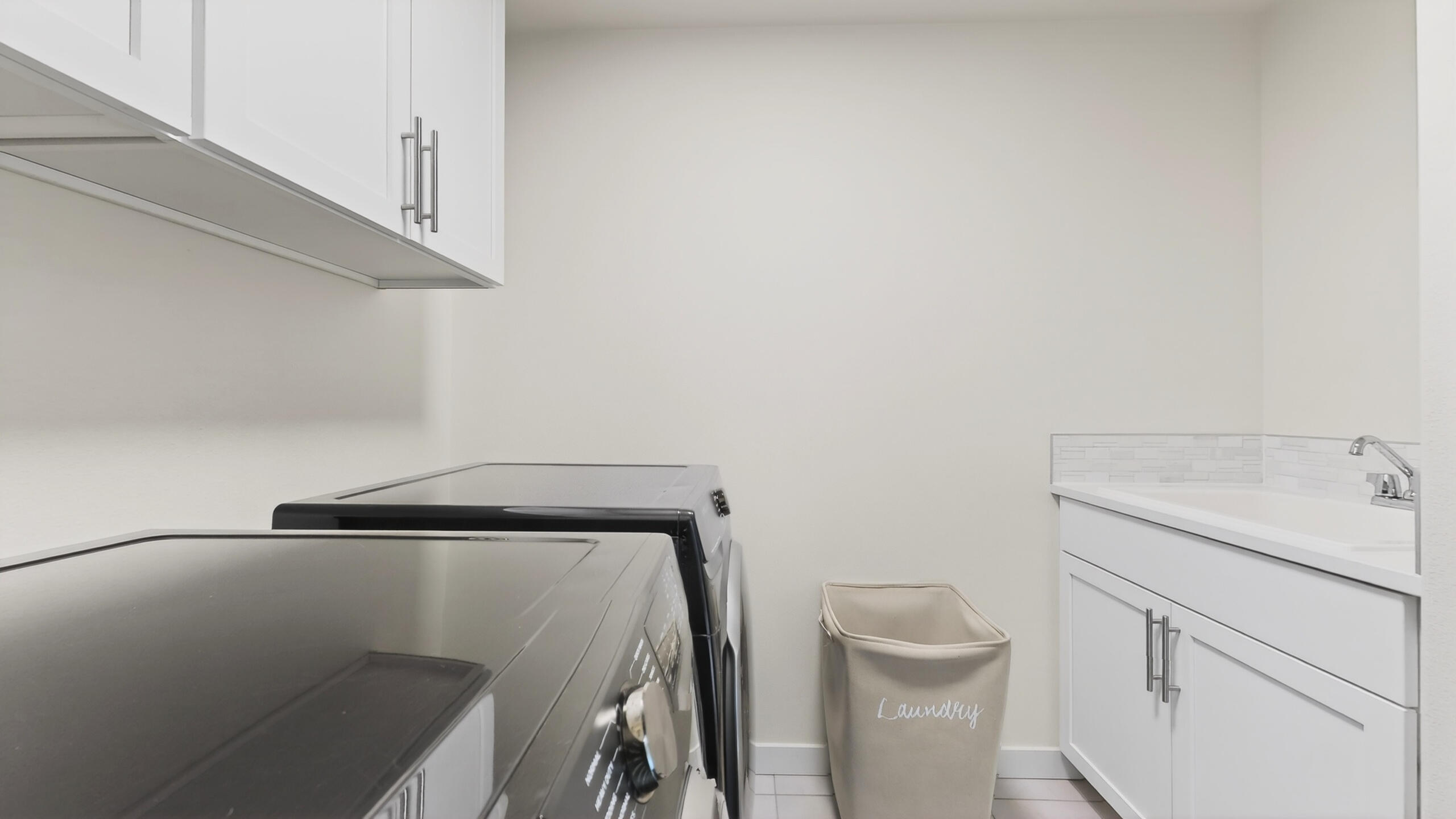 61398 Southeast Matthew Street Bend, OR 97702 - Photo 28 of 38 Laundry room w/sink