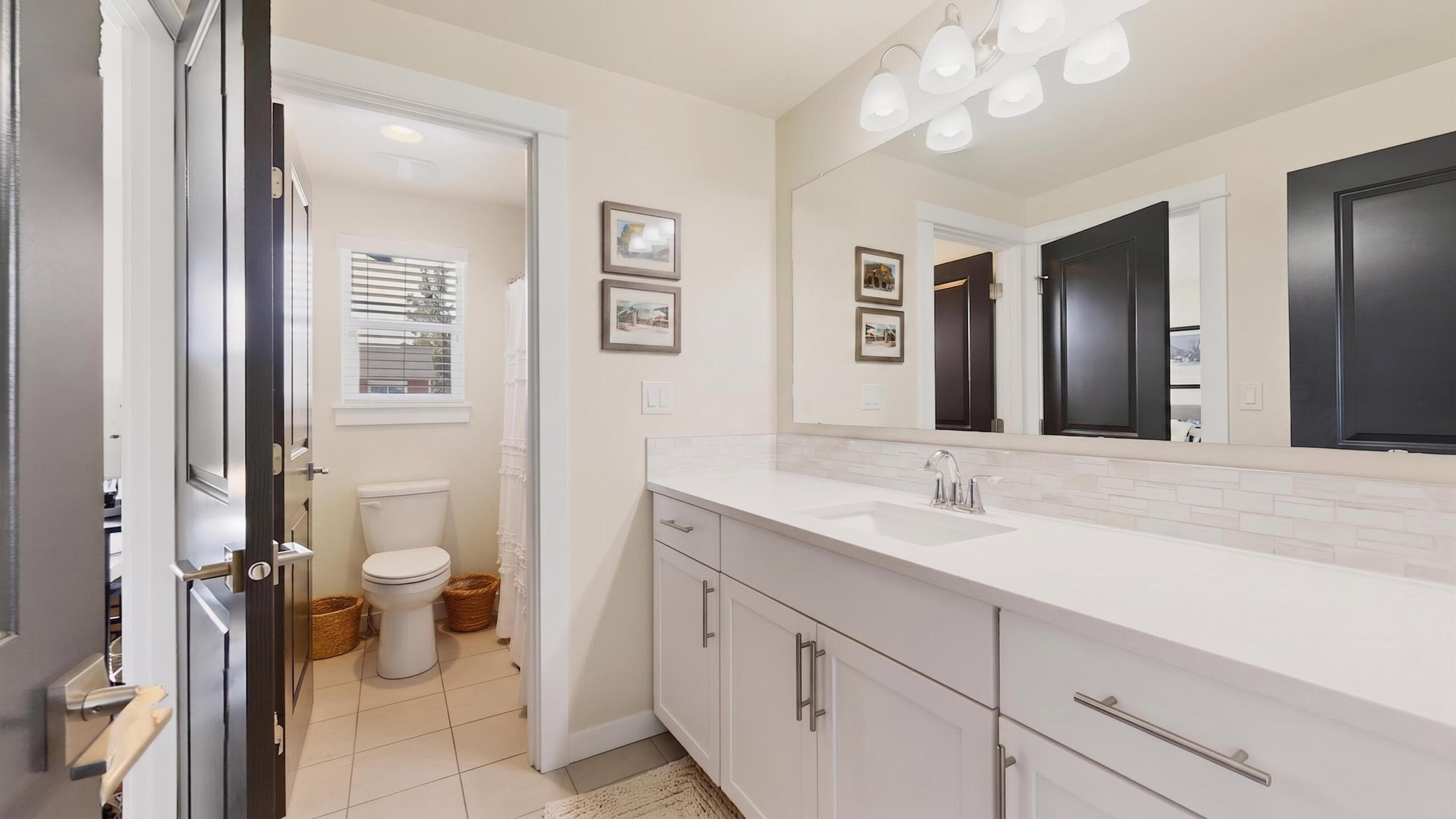 61398 Southeast Matthew Street Bend, OR 97702 - Photo 31 of 38 Jack and Jill bathroom