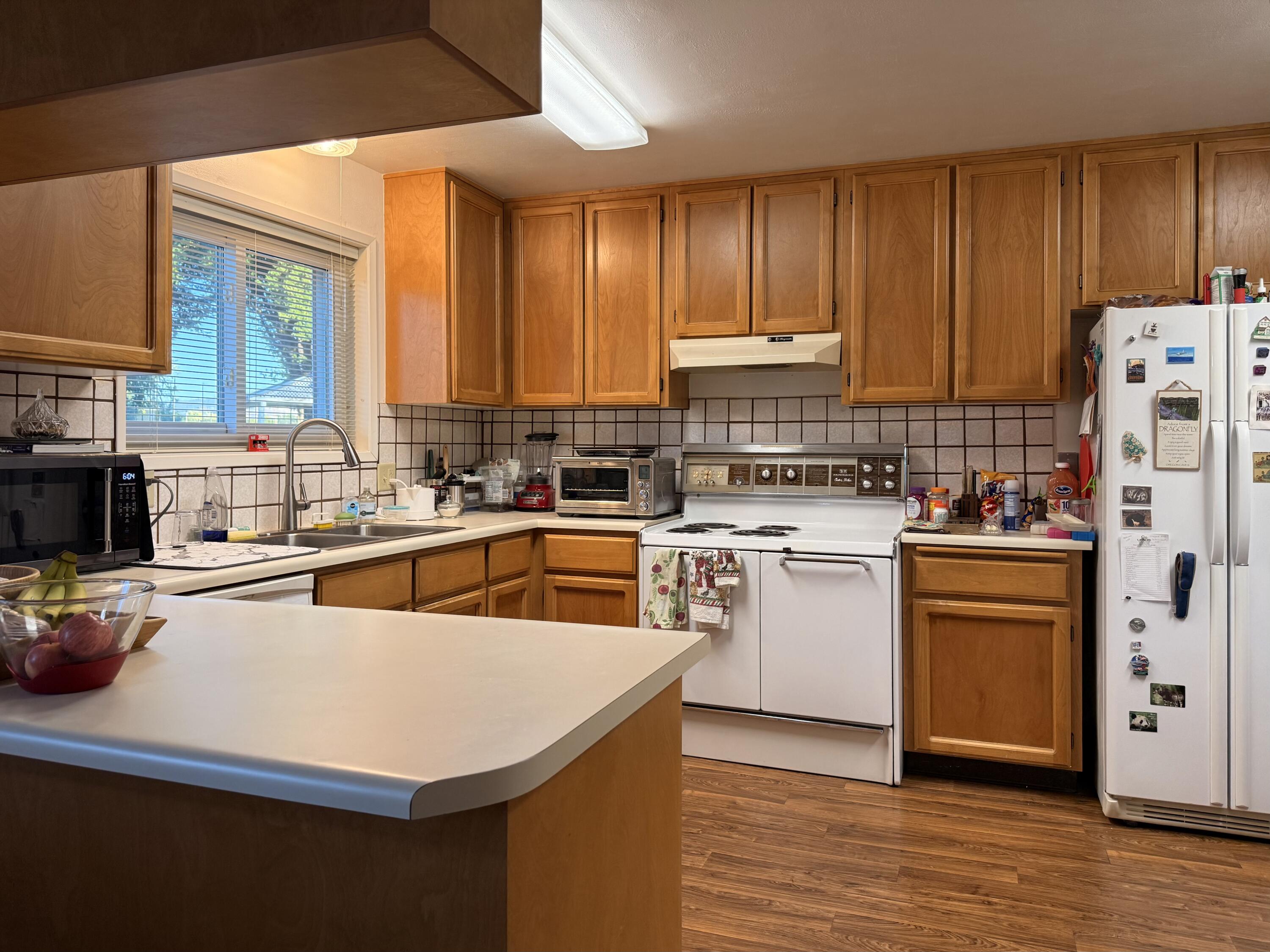546 Laurel Street Central Point, OR 97502 - Photo 5 of 18 kitchen from dining