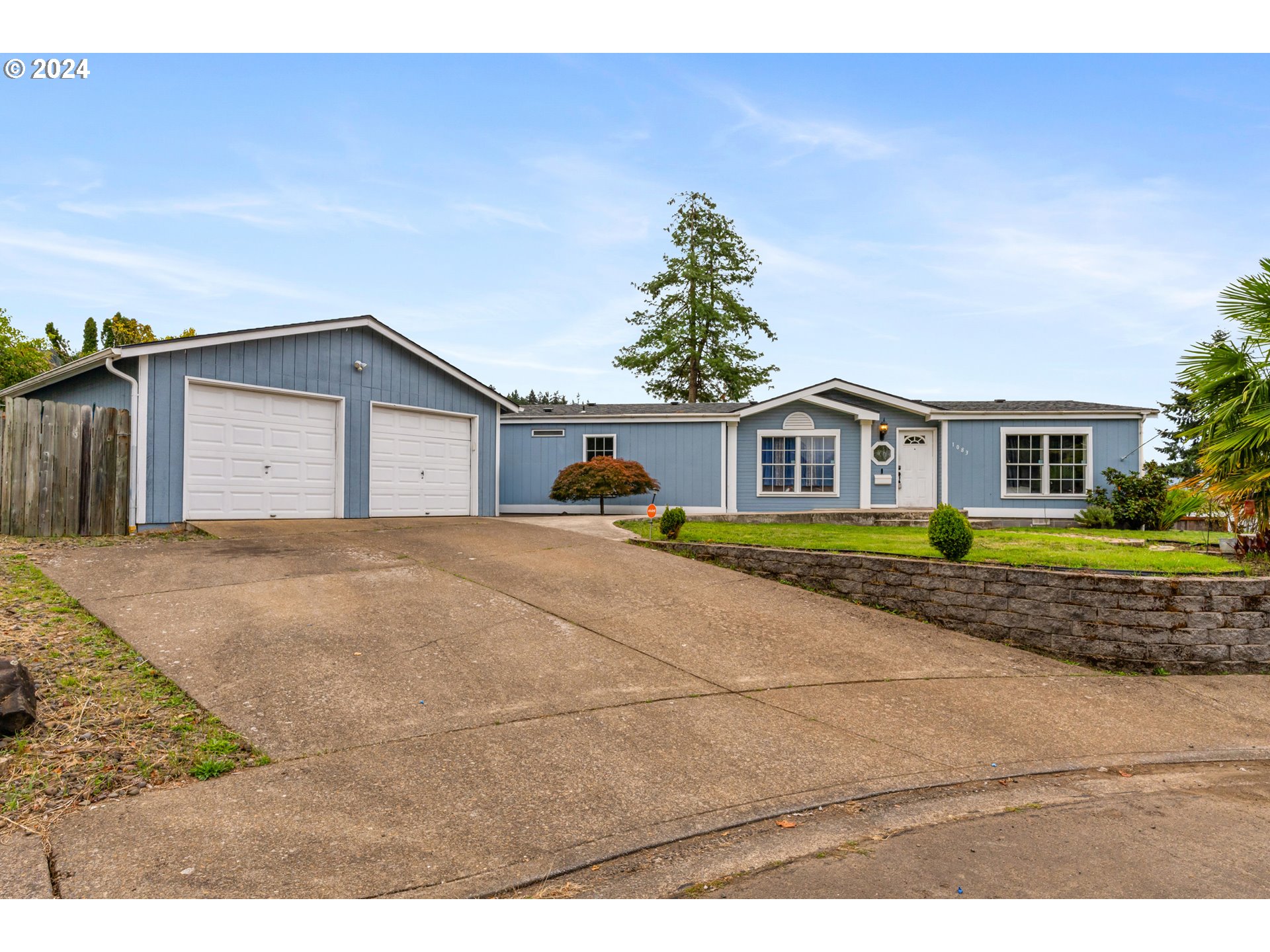 1083 South 59th Street Springfield, OR 97478 - Photo 3 of 29 a house view with a garden space