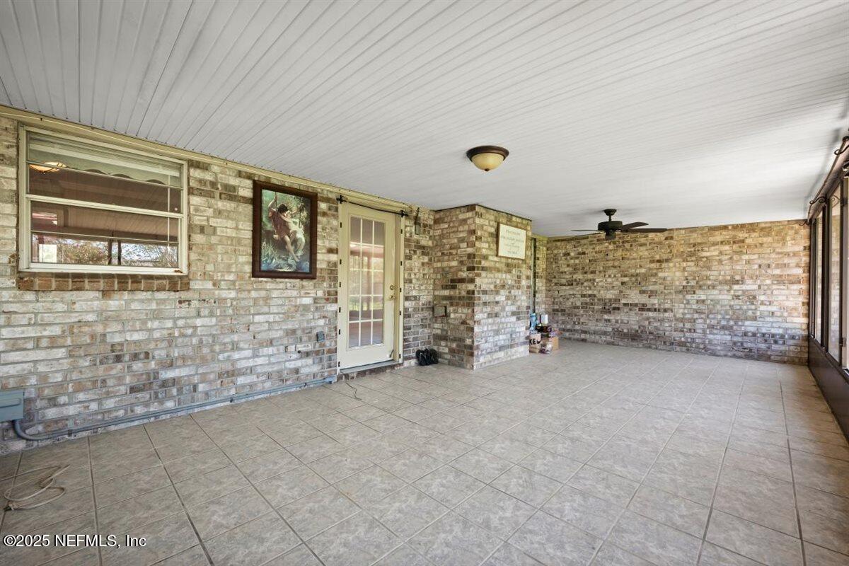 2477 Ridgecrest Avenue Orange Park, FL 32065 - Photo 5 of 28 en empty room with white walls