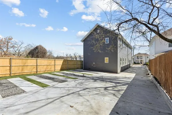 $2,500 | 521 North Denley Drive, Dallas, TX 75203