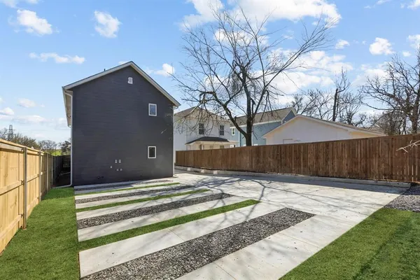 $2,500 | 521 North Denley Drive, Dallas, TX 75203