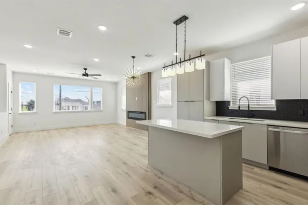 $2,500 | 521 North Denley Drive, Dallas, TX 75203