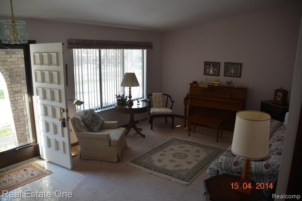 2663 Roseview Drive Rochester, MI 48306 - Photo 2 of 11 03-DSC_2412.jpg