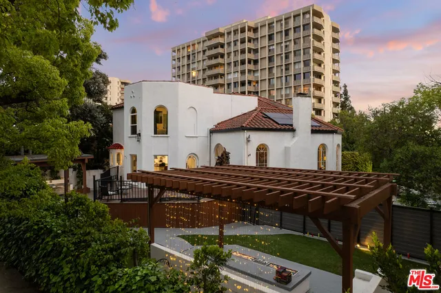 a view of building with outdoor space