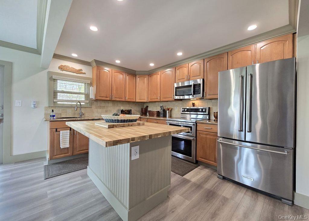 27 Ridgewood Avenue Selden, NY 11784 - Photo 13 of 35