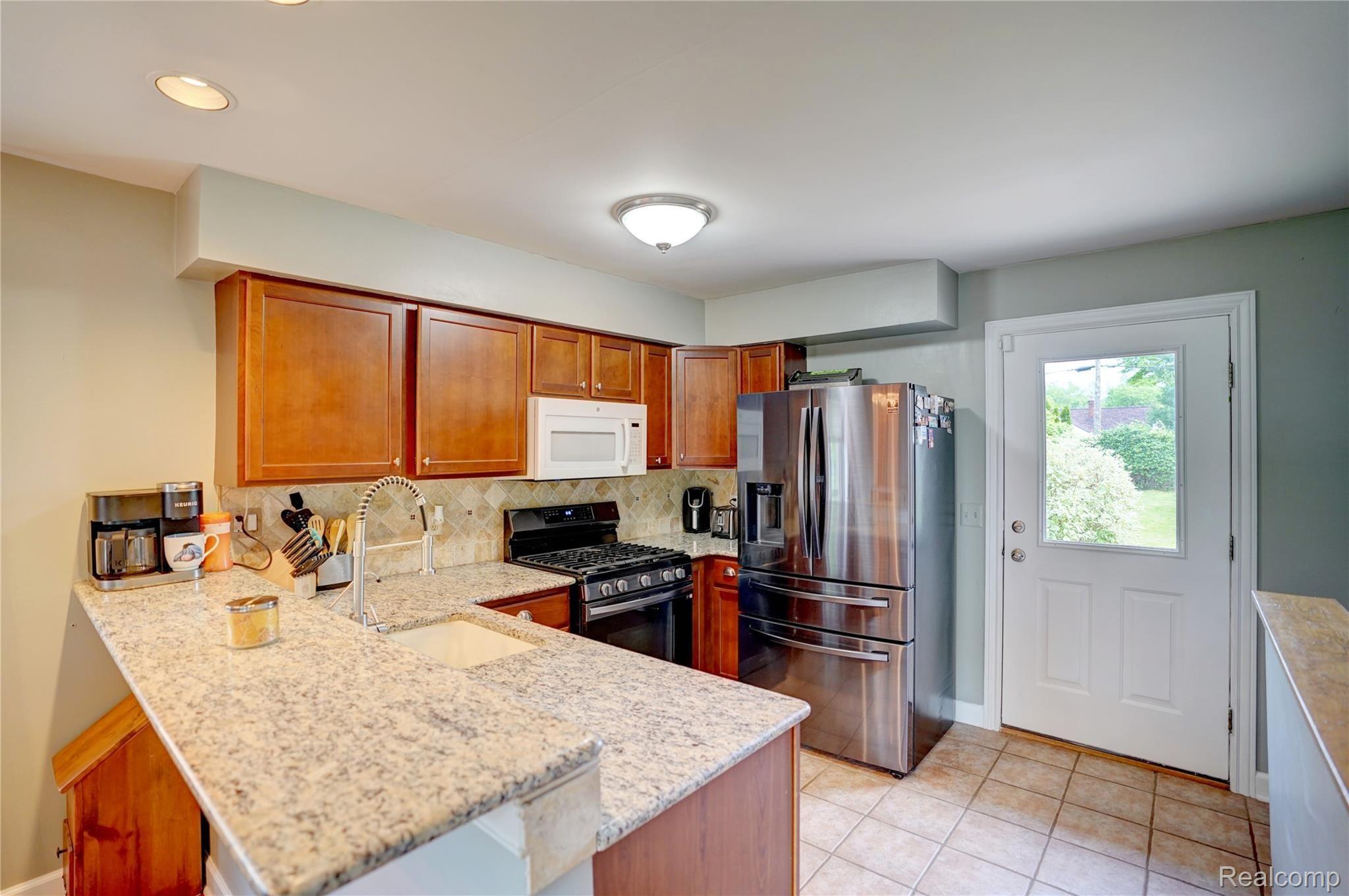 3865 Elmhurst Road Waterford, MI 48328 - Photo 10 of 49 3865 Elmhurst Rd 19.jpg