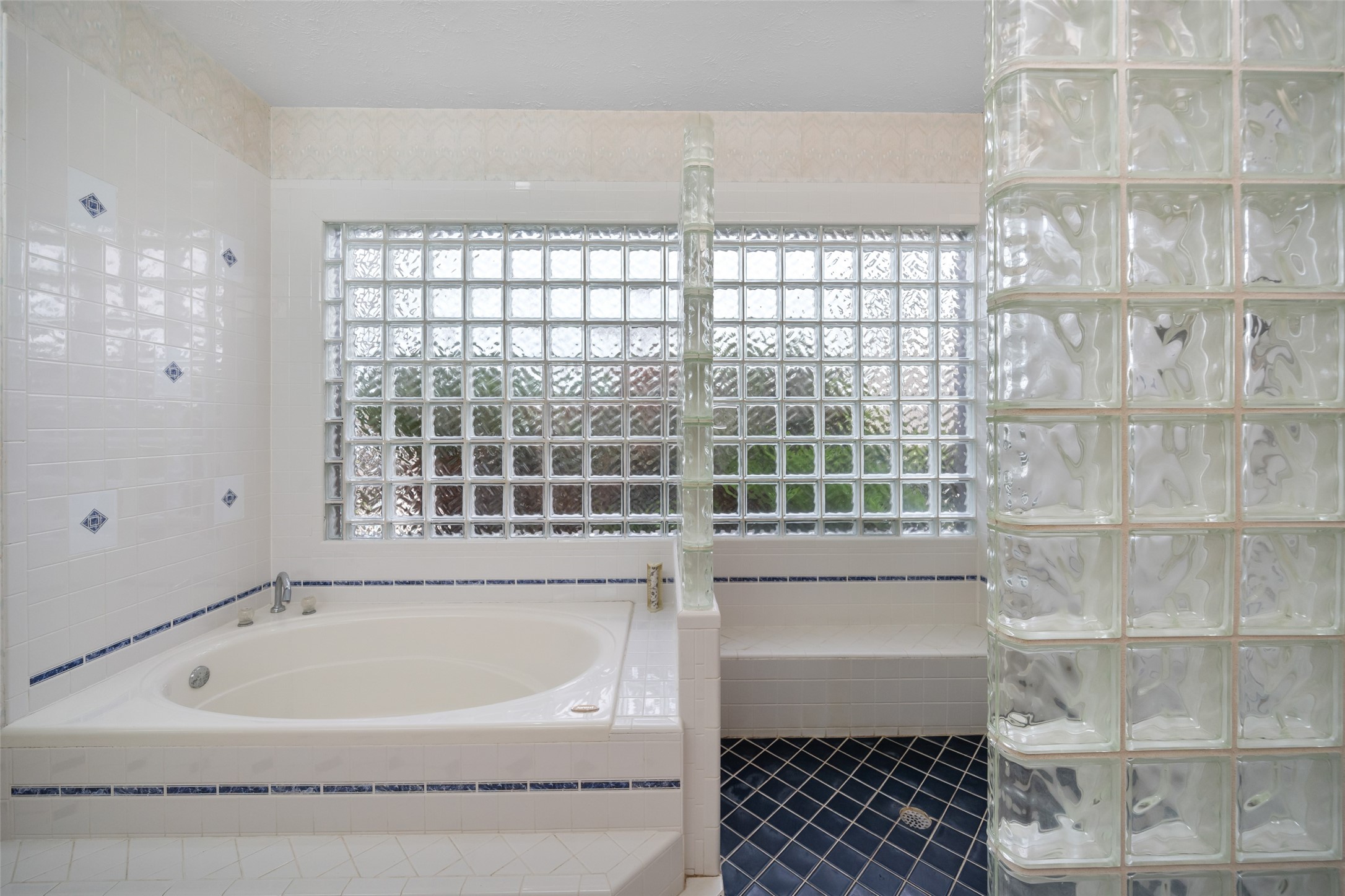 119 Fm 1891 Shiner, TX 77984 - Photo 10 of 40 a bathroom with a bathtub and a window