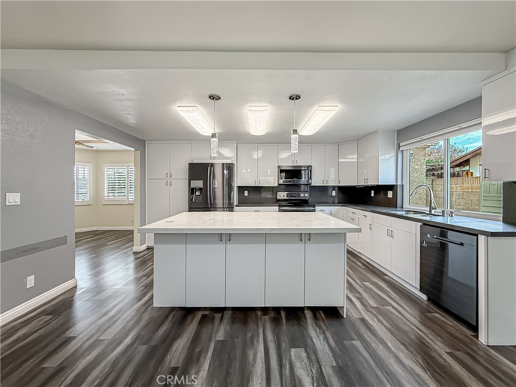 1814 Glenview Avenue Simi Valley, CA 93063 - Photo 5 of 22 Kitchen