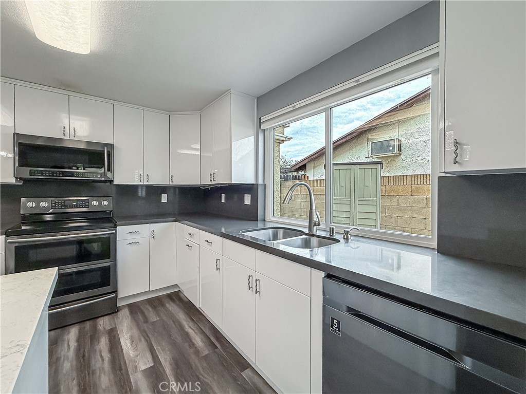 1814 Glenview Avenue Simi Valley, CA 93063 - Photo 6 of 22