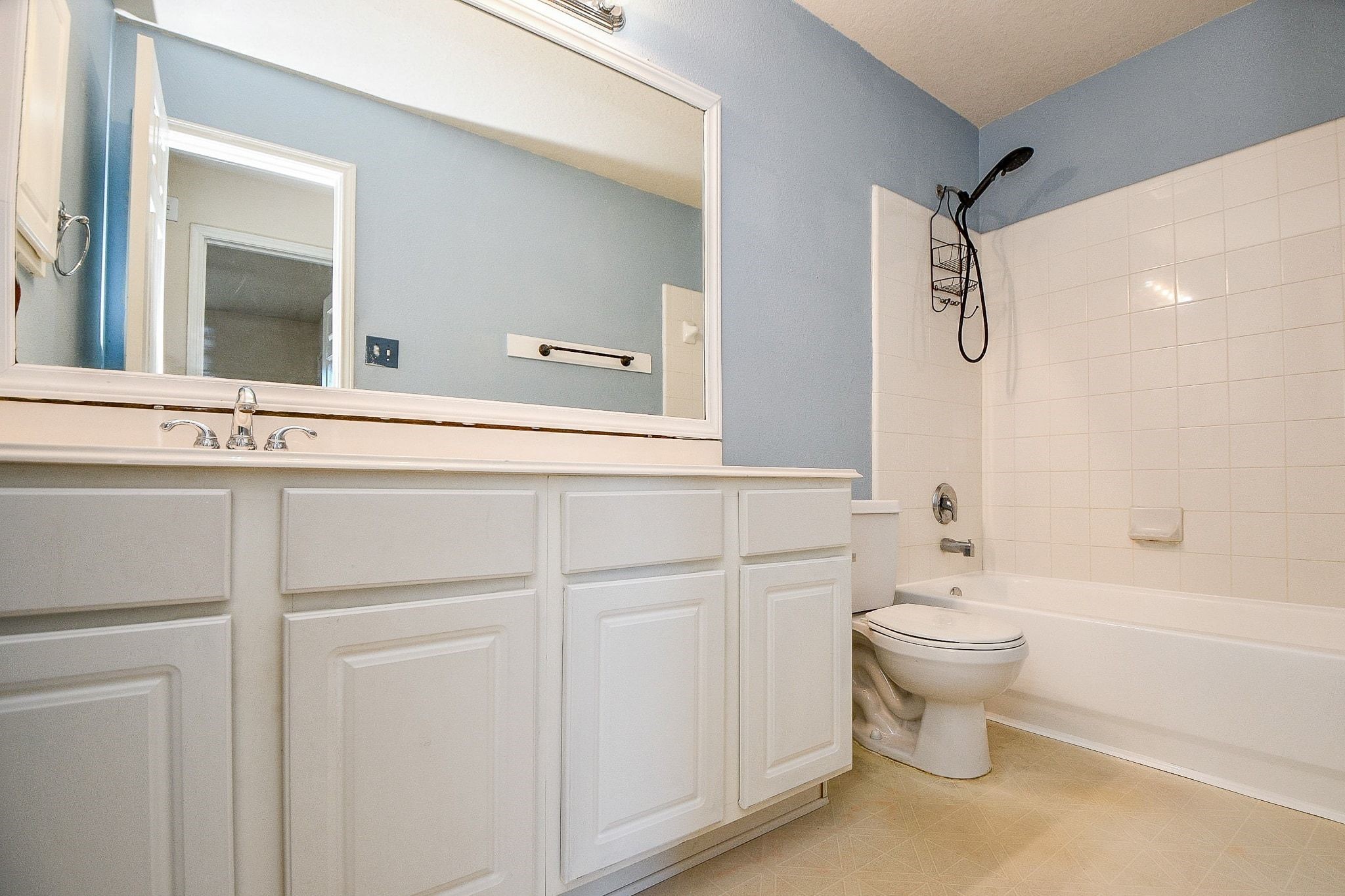 23831 Shaw Perry Lane Katy, TX 77493 - Photo 18 of 20 a bathroom with a toilet a sink and a bathtub