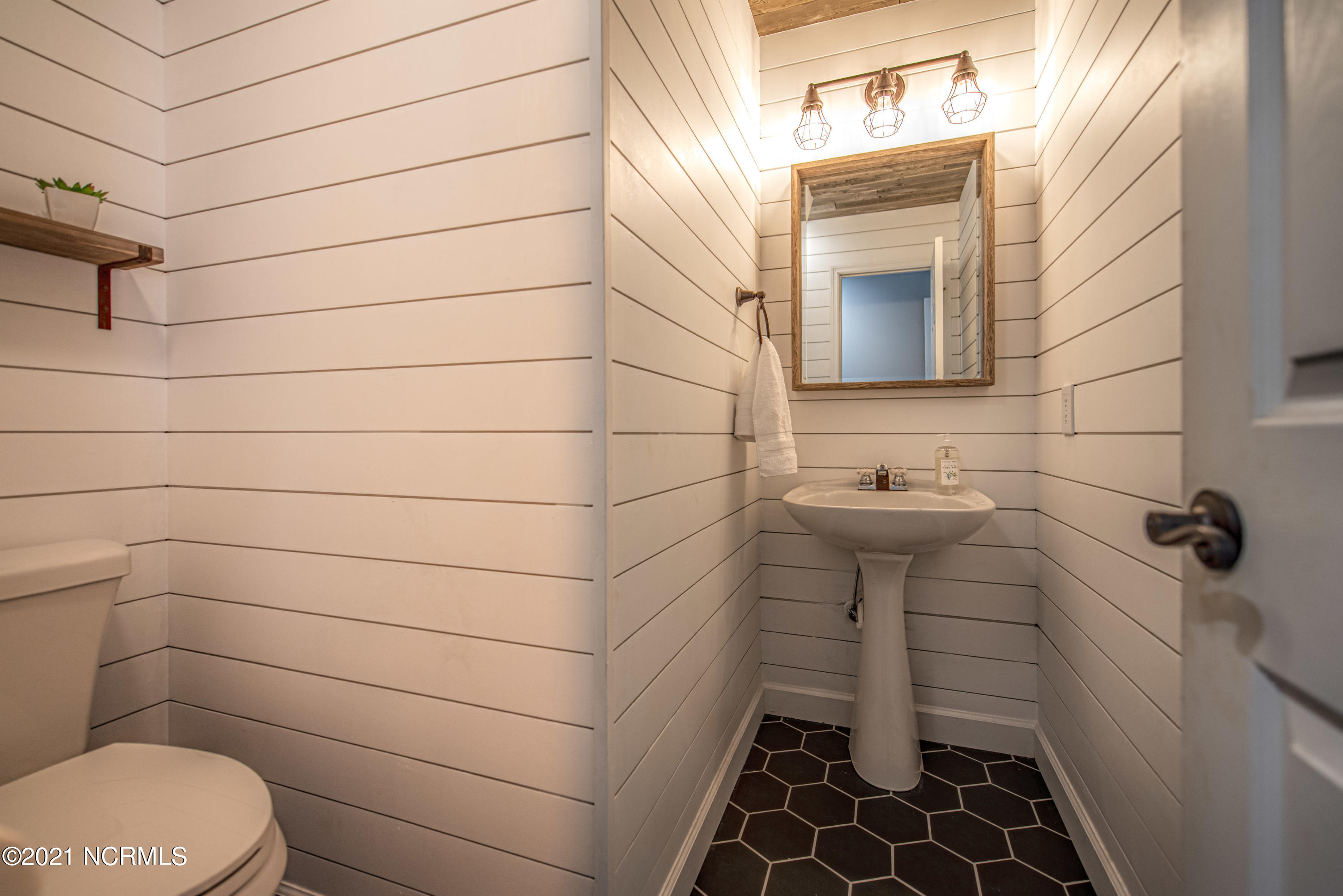 908 Williams Road New Bern, NC 28562 - Photo 11 of 28 Half Bathroom
