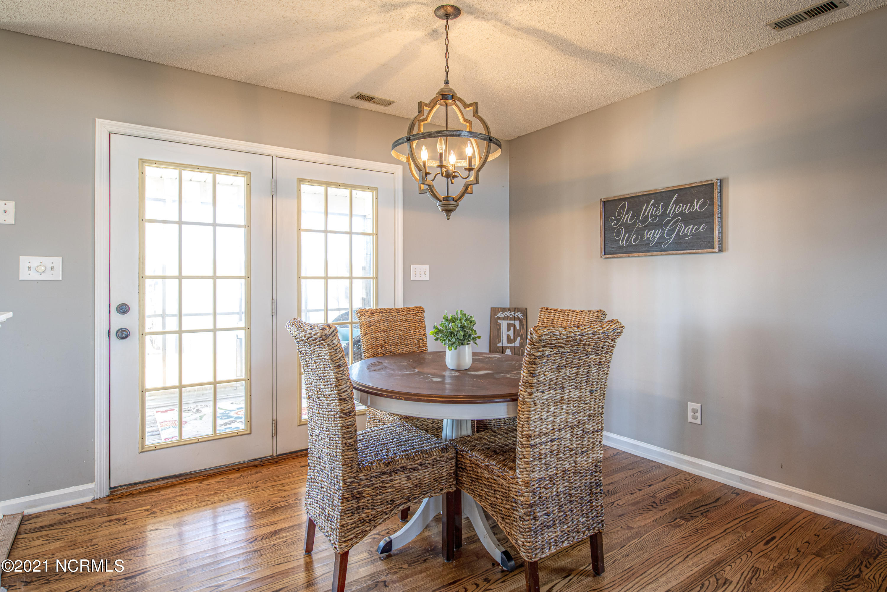908 Williams Road New Bern, NC 28562 - Photo 10 of 28 Dining