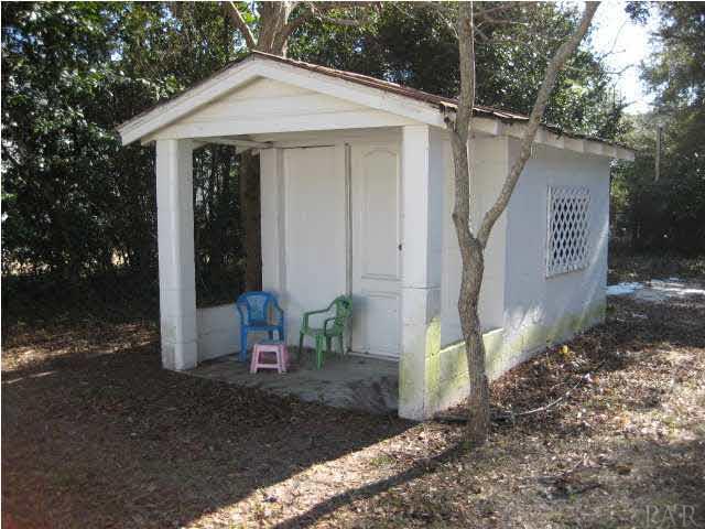 9 Milton Road Pensacola, FL 32507 - Photo 10 of 12 Play house or extra storage area.