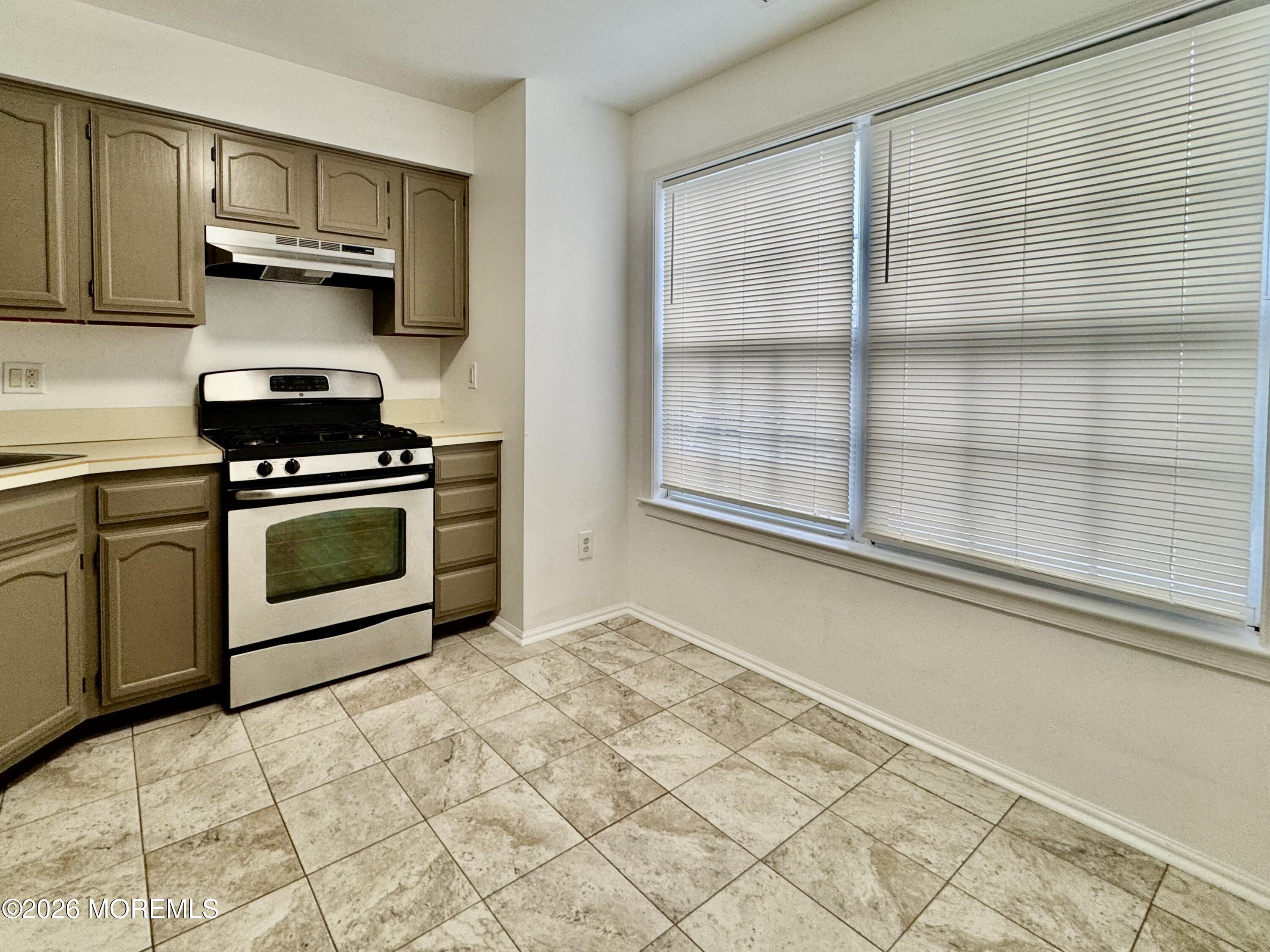 407 Hampton Court Manalapan, NJ 07726 - Photo 3 of 15 IMG_4647