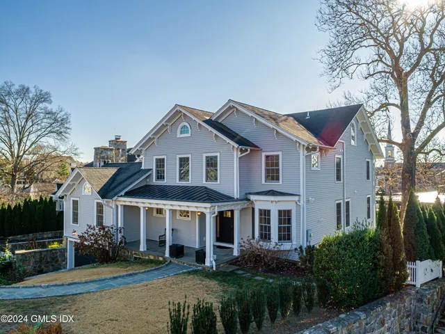 a view of a yard in front of house