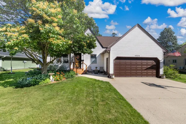 $219,900 | 1025 3rd Avenue South, St. James, MN 56081