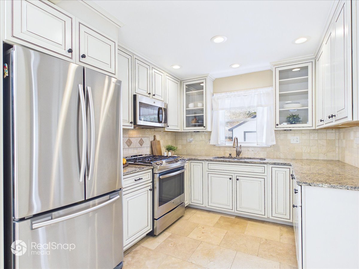 38 Lippincott Road Fox Lake, IL 60020 - Photo 10 of 36