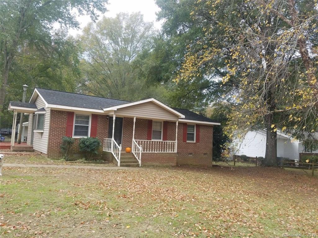 530 South Potter Road Lancaster, SC 29720 - Photo 1 of 21 a front view of a house with garden