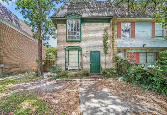 a view of a house with backyard and garden