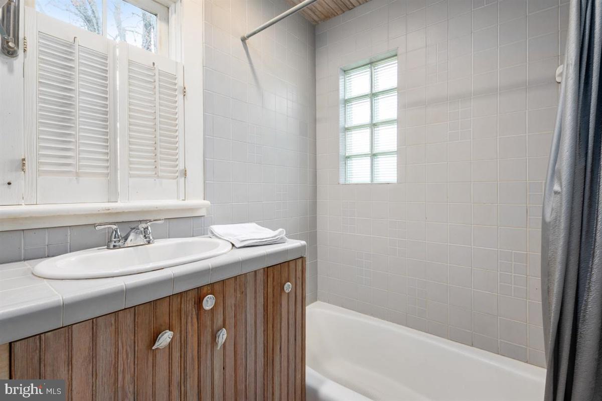 677 Red Cedar Road Annapolis, MD 21409 - Photo 17 of 44 Main level full bath handy for main level bedroom.