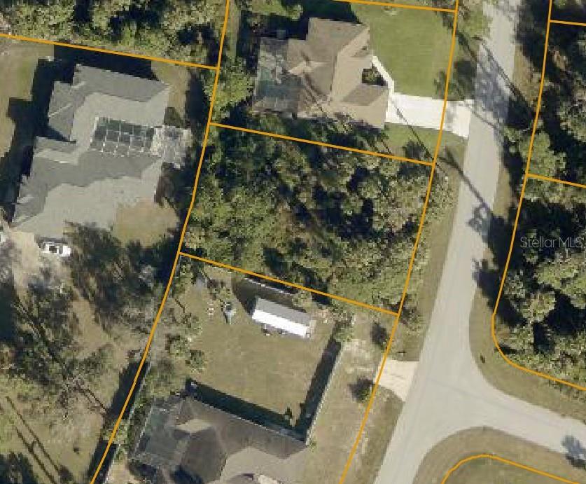 an aerial view of a yard