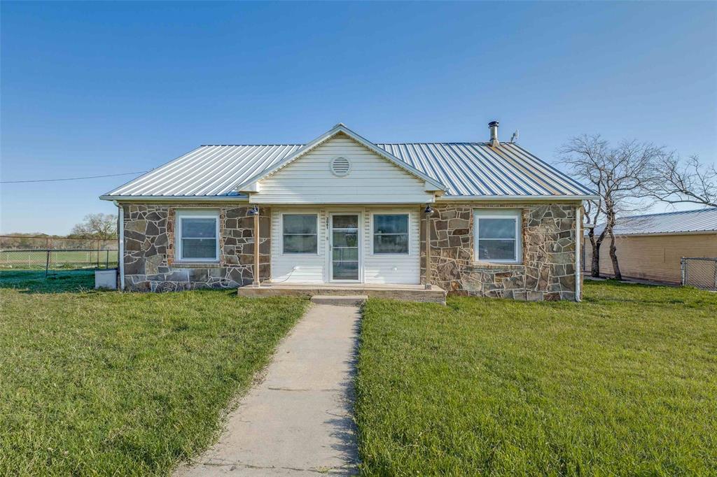 3061 Turkey Creek Road Sunset, TX 76270 - Photo 18 of 31 a front view of a house with a garden