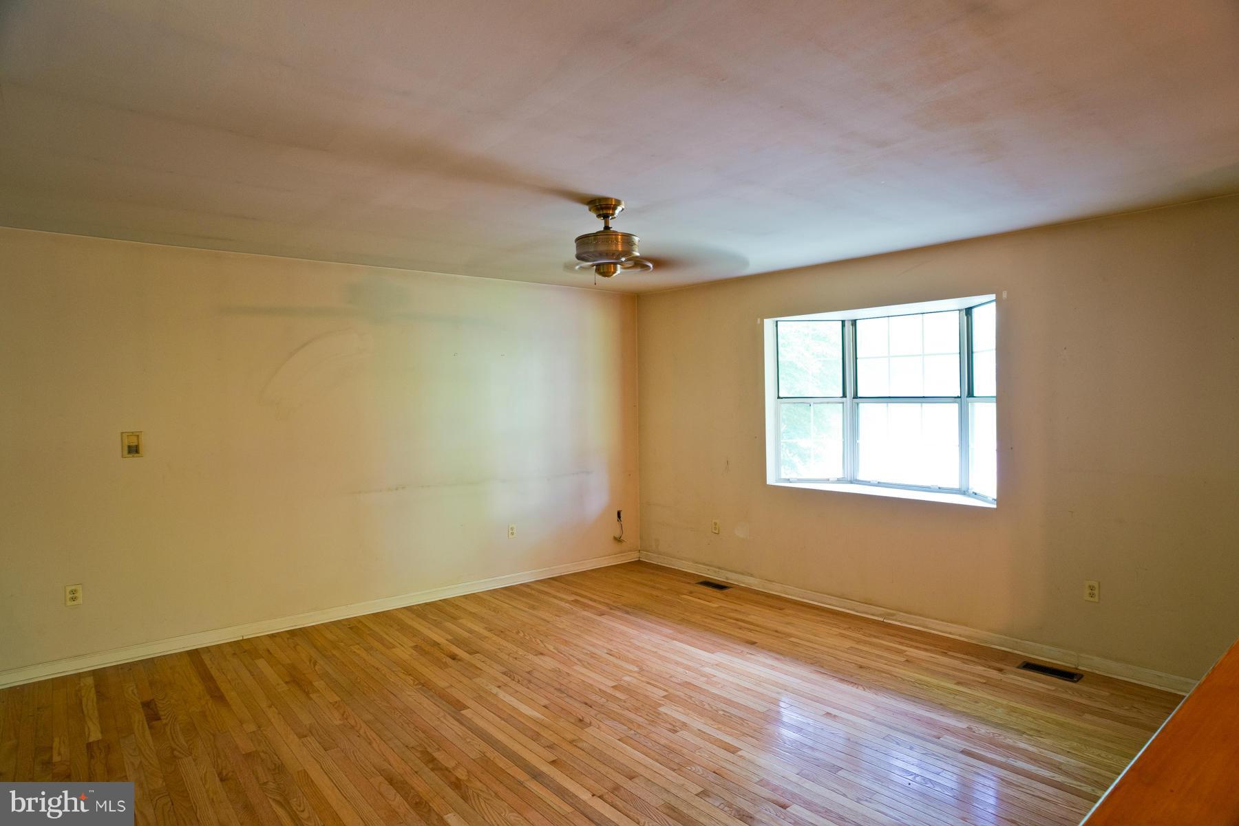 810 Rustic Lane Lothian, MD 20711 - Photo 12 of 27 Living Room