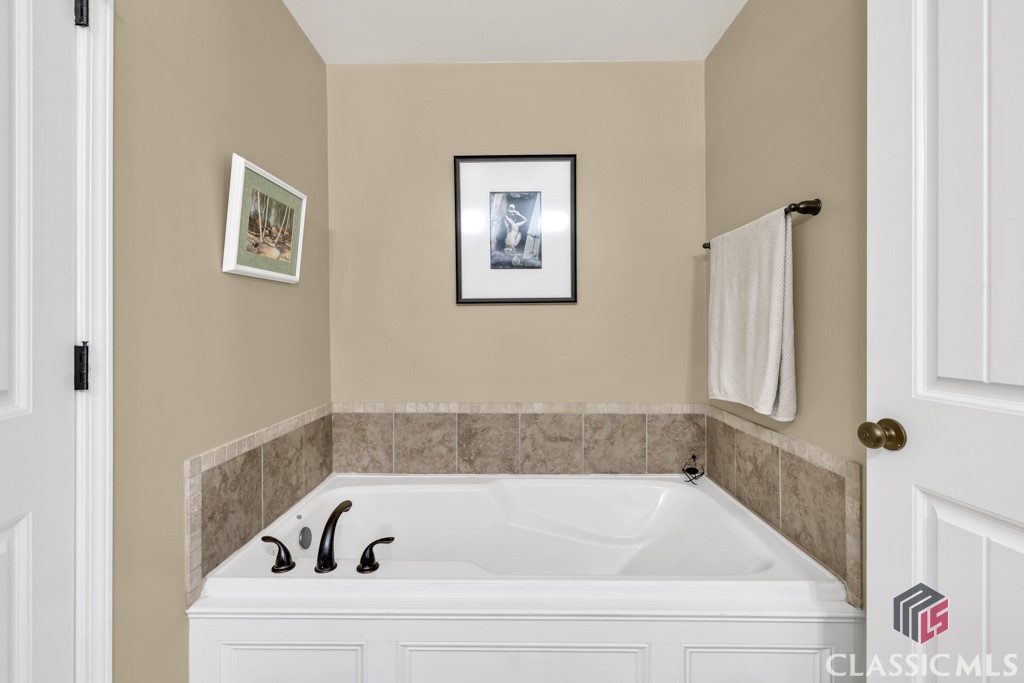 1102 Blackstone Way Atlanta, GA 30339 - Photo 27 of 43 Luxury Garden Tub
