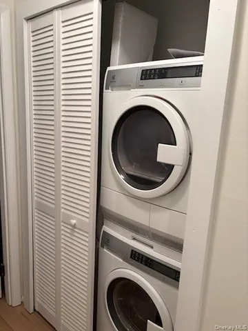 a close up view of a washer and dryer