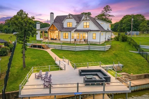a view of a big room with a big yard